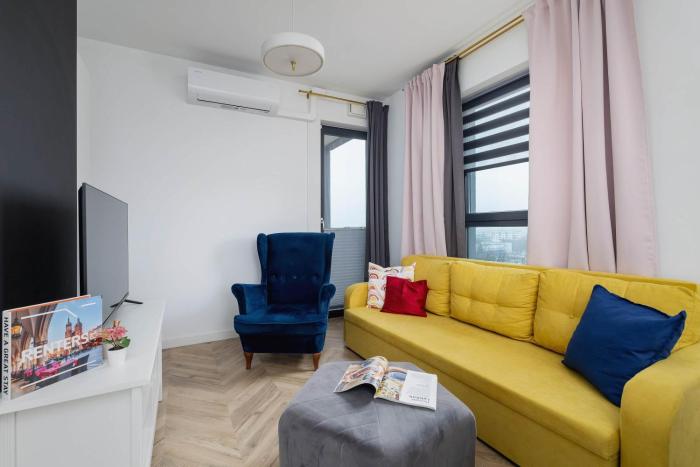 Modern and Bright Apartment with Air Conditioning & Parking by Noclegi Renters