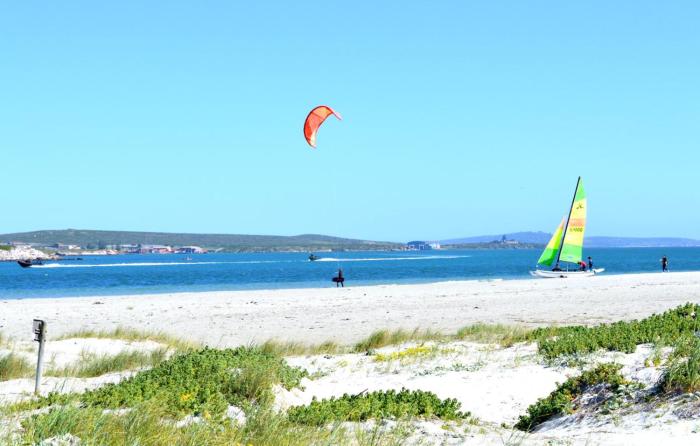 Retro Rest - walking distance to Beach, Langebaan