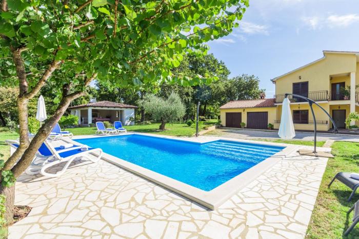 Apartment Susnjici 1 with Pool, Children Playground and Balcony