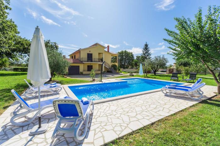 Apartment Susnjici 2 with Pool, Children Playground and Terrace