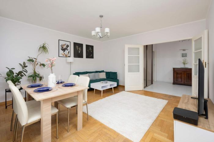 Spacious 4-Bedroom Apartment by Noclegi Renters