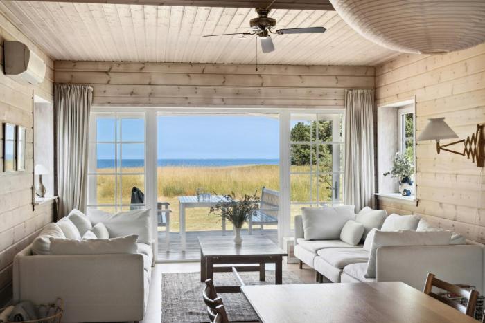 Wake To Waves With Sea As A Neighbour