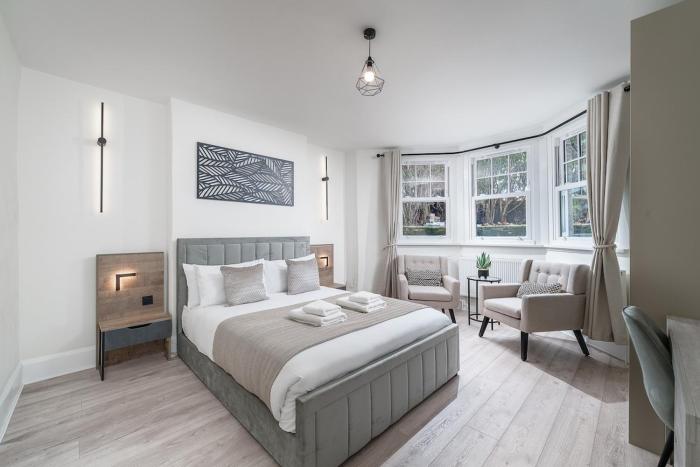 Spacious 2bed flat free parking and garden