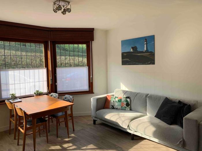 Spacious flat with lounge terrace, near the sea