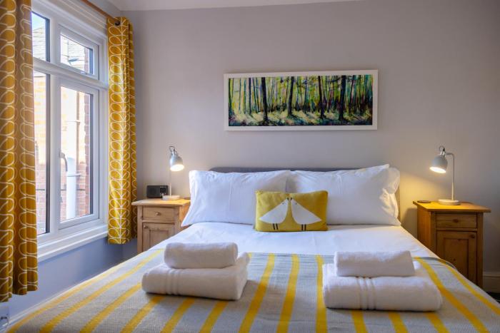 Vibrant 2 Bed, 2 Bath Home, Just Minutes to Town!