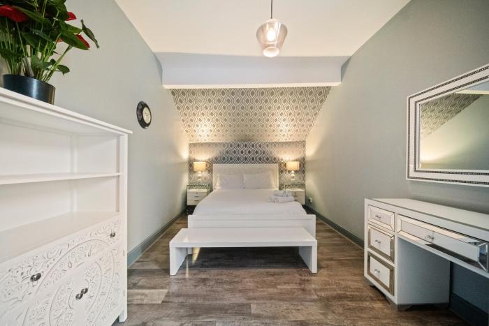 Spacious, Central Townhouse with Hot Tub & Free Parking