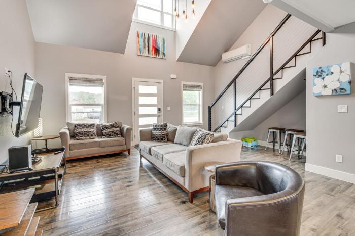 1 Mi to Oregon Dunes Quiet Getaway with Deck