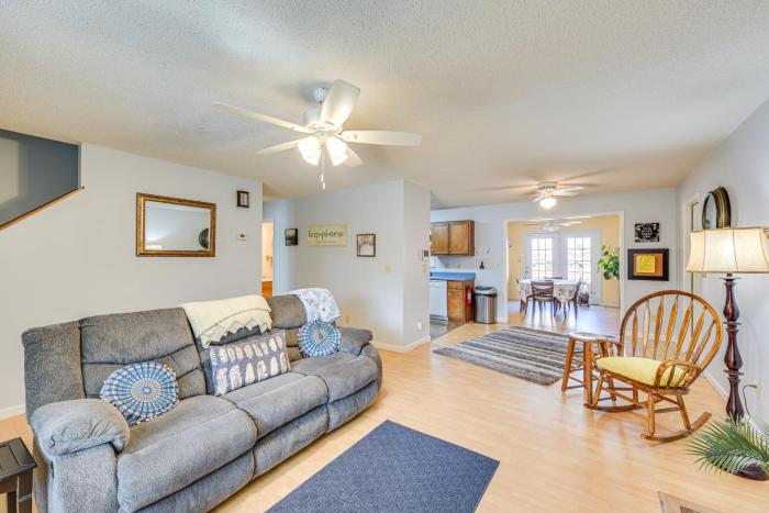 Cozy Couples Getaway with Private Yard in Cameron