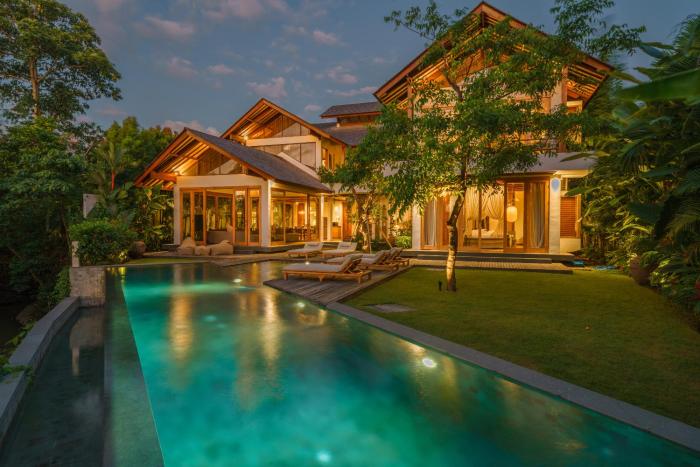 Villa Kauh - Luxury Tropical 5BR Villa Close to Pererenan Beach