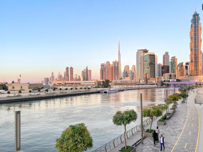 Elegant 1BR Apt with Balcony Views of Burj Khalifa & Dubai Canal