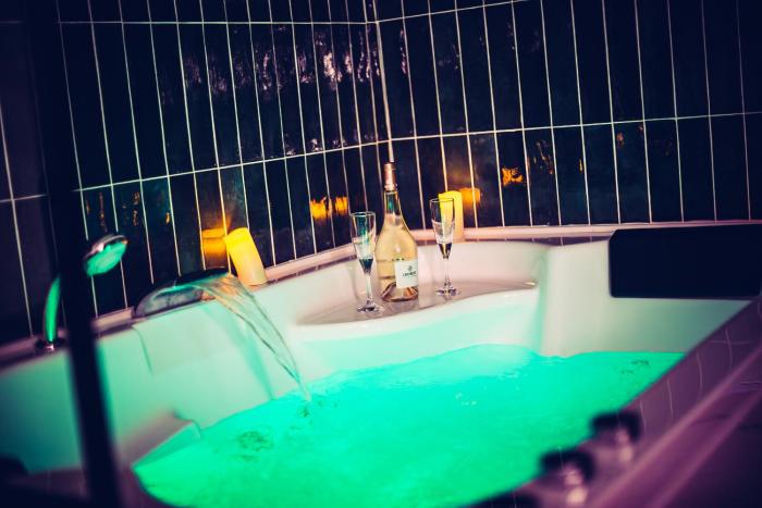 Love Room du Mont dOr - Baignoire SPA - Minibar offert