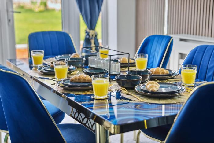 7 Bedroom Luxury House sleep 26