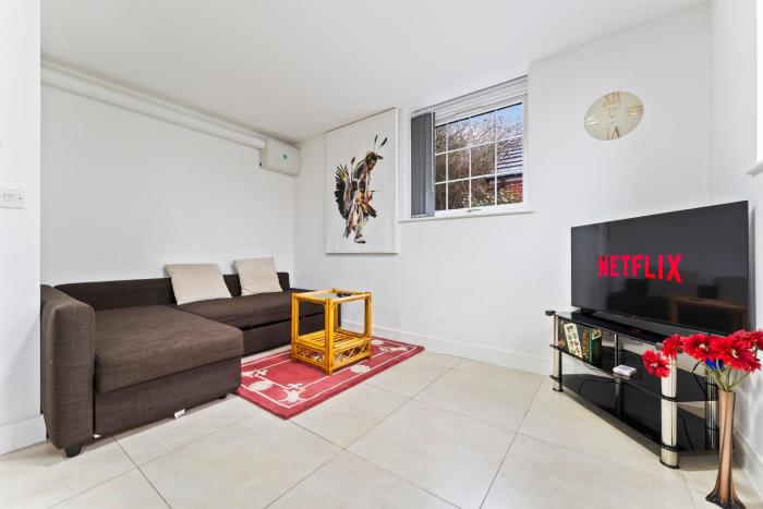 Bloom Court -Sleeps 6-Free Parking with Workspace & High-Speed WiFi