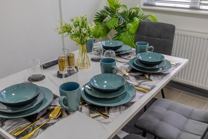 Premium Serviced Accommodation Nottingham, 4 Bedrooms, 5 Beds, 4 Bathrooms, Sleeps 7