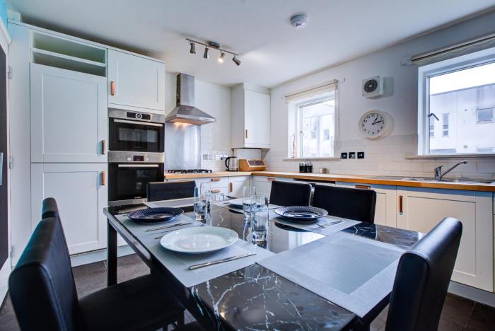 2 BR Flat Near Westfield, Hospital, Stadium & Uni