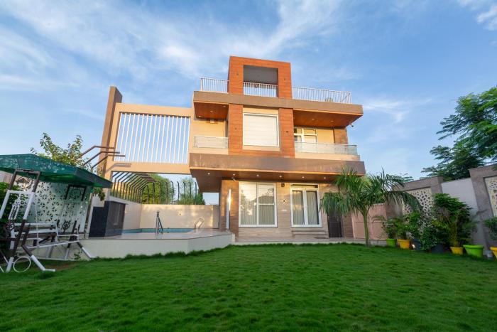 Palm Retreat Ultra Luxe Outhouse with Pool