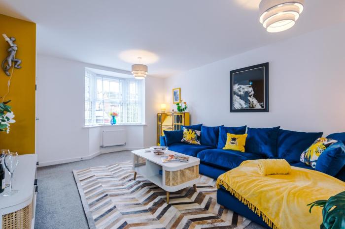 Vibrant Home in Crewe by 53 Degrees Property, Ideal for Business, FREE Parking!