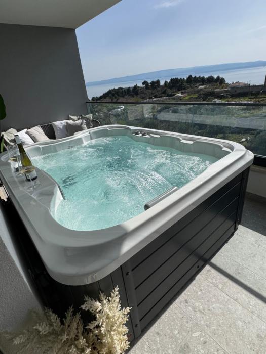 Luxury apartment L with jacuzzi