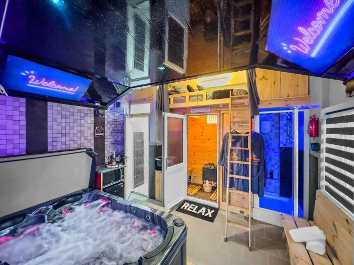 Private Spa Apartment In Maerdy Hot Tub & Sauna