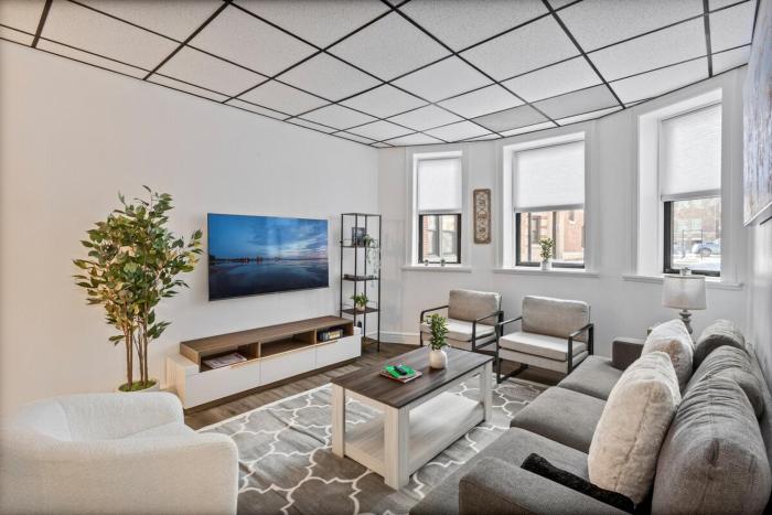 Chic 2BR Getaway Queen Beds Fast WiFi