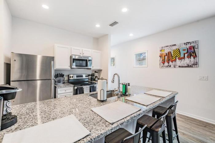 Tampa Riverwalk Renovated Walkable to Restaurants