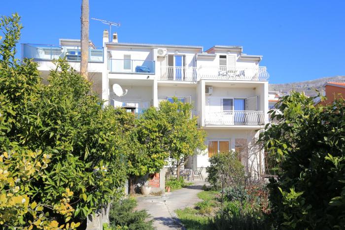 Family friendly seaside apartments Podstrana, Split - 23954