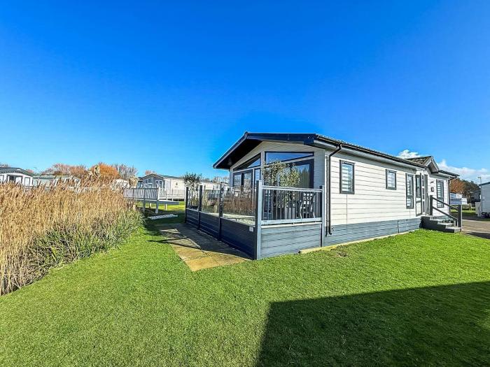 Stunning 6 Berth Lodge With Decking At Manor Park In Hunstanton Ref 23064K