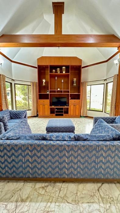 Huge 560sqm Semi-4BD Villa with Big Community Pool