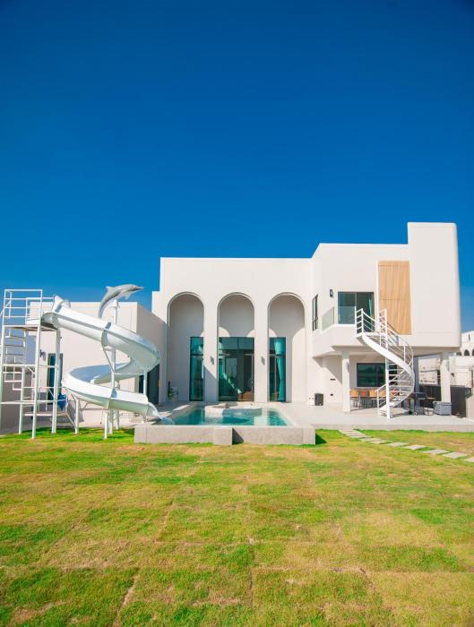 The Woofington Pet Friendly Pool Villa