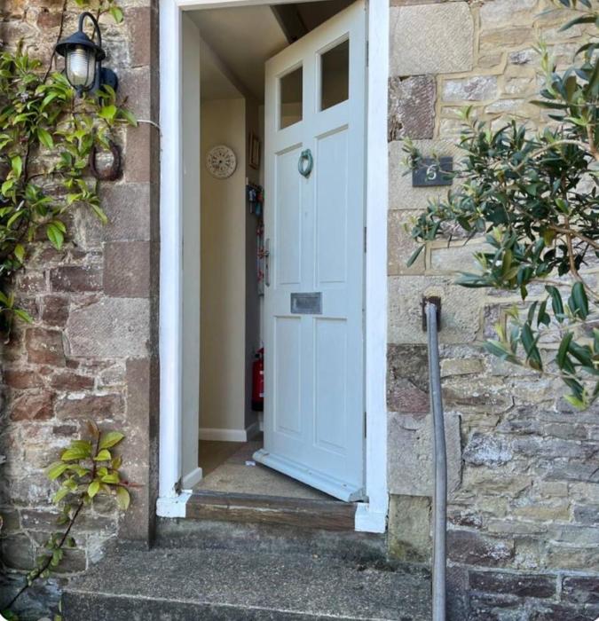 Seaview House, lovely ground floor flat with garden, minutes walk to beach