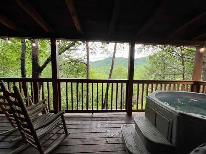 Great Cabin with a View close to Dollywood!