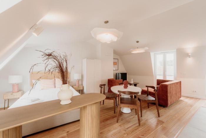 Mary Orange - NO 232 2 - Modern & Inviting Studio