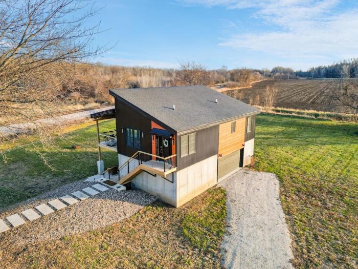 Private and Modern Near river and wildlife refuge