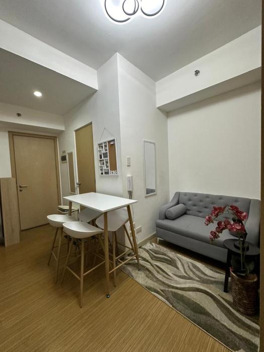 Luxury for Less next to BGC and Makati CBD