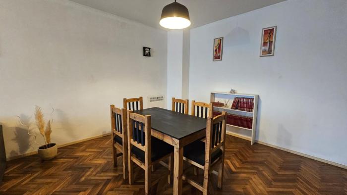 Amplio departamento con balcón y cochera