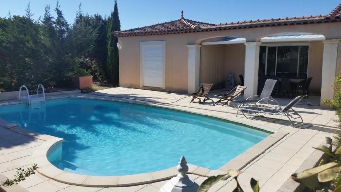 VILLA AVEC PISCINE au calme !