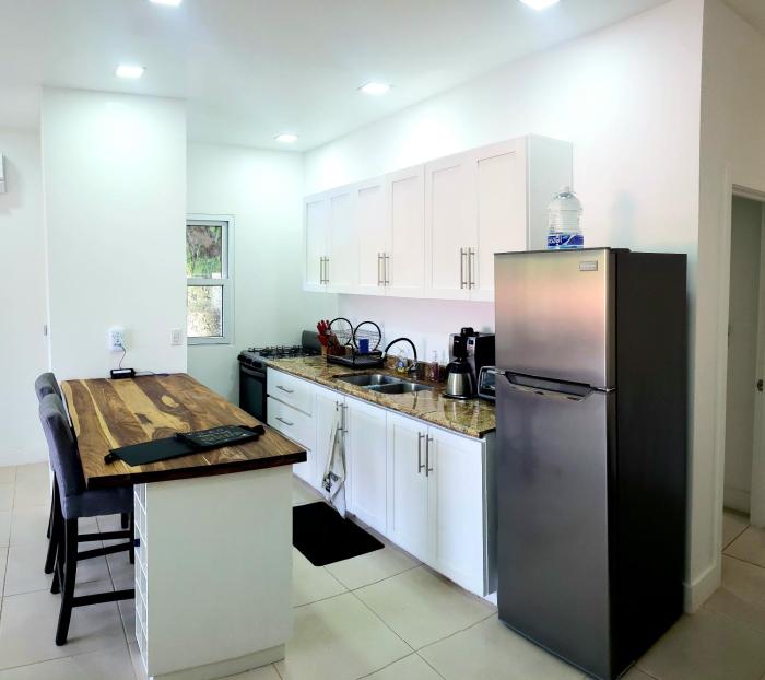 West End Condo Near Beaches and Diving