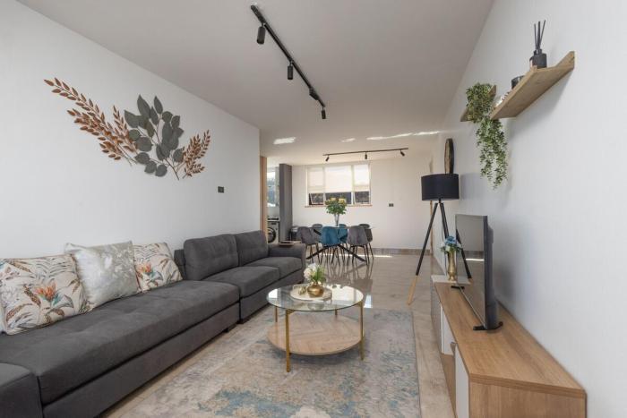 Family apartment 2 bed 2 bath near Florida Rd