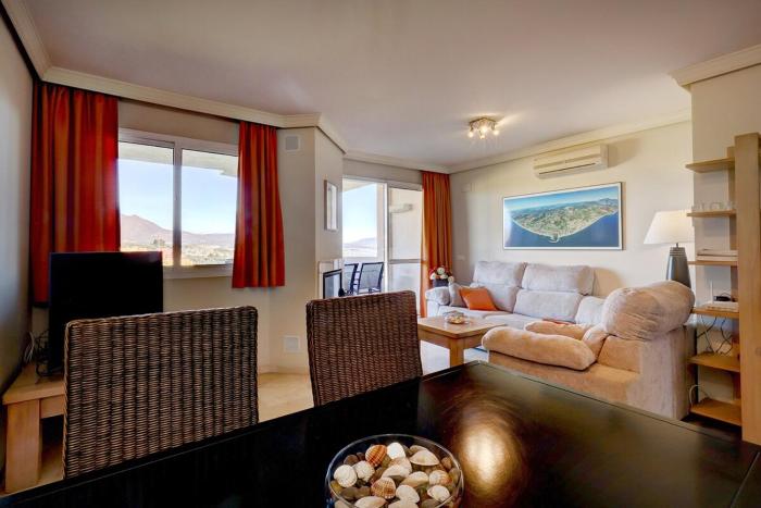 Duquesa Golf and Panoramic Sea-view Property