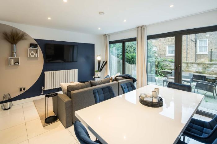 5-Star Luxury, Secret Harry Potter Room & Garden!