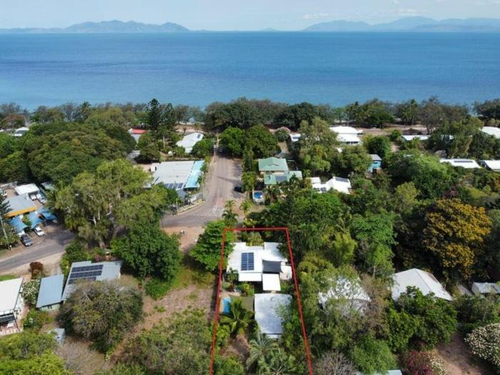 Large Family home in paradise! 1x 3 Bed house and 1x 2 Bed house only 1 Booking at any time