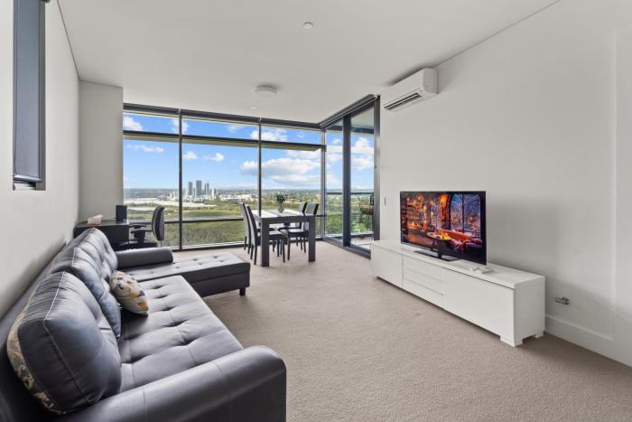 Luxury Retreat 2BR with Stunning Harbour Bridge & City Views