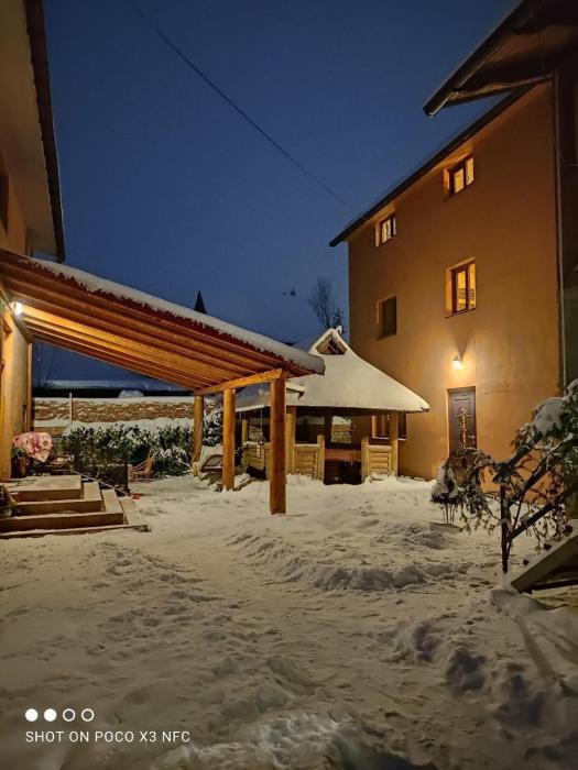 Guest House Mandrivnyi Rooms&Apartments