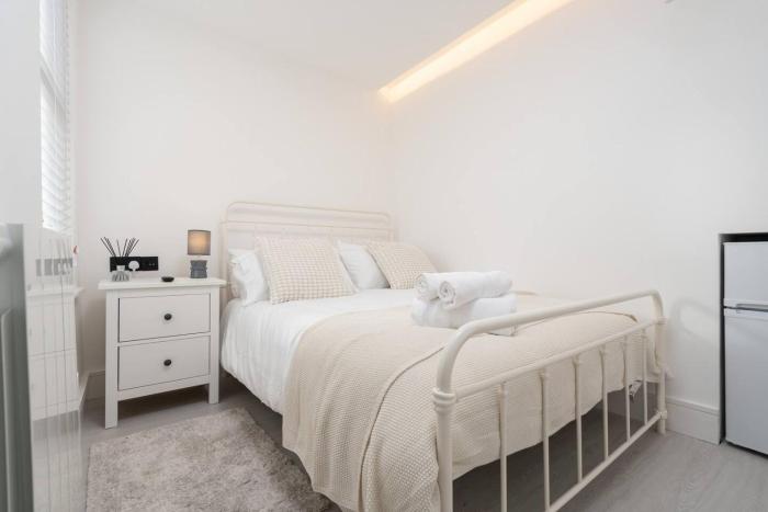 Shared Kitchen Great4ShortStays Free Parking