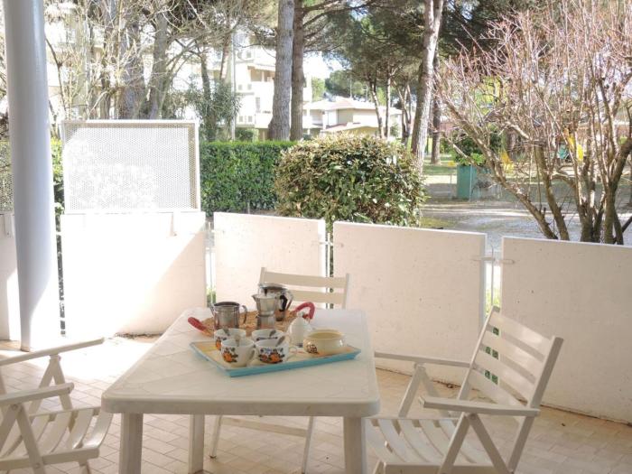 Spacious flat with terrace, pool and play area