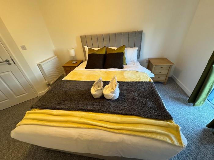 5 Town centre, entire flat, free parking king bed