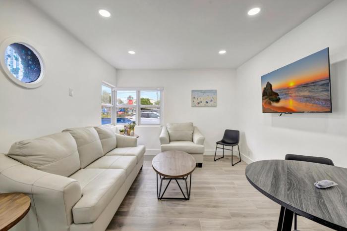 Banyan St 2BR 1BA off Las Olas Steps to Beach 1