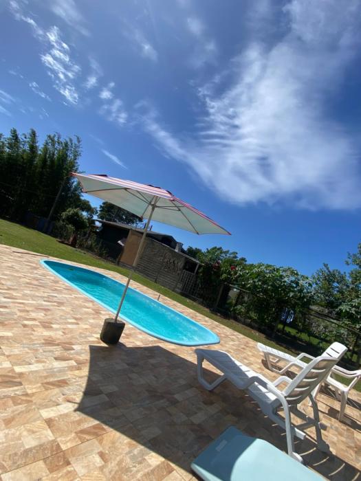 Casa com piscina sozinha no pátio para 7 pessoas 3 quartos