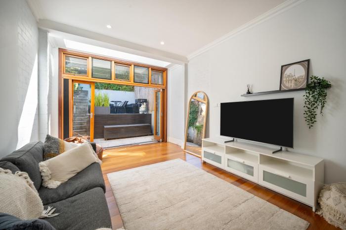 Spacious Glebe Luxe House 2BR, 2BA, Free Lockable Parking and Entertainers Kitchen