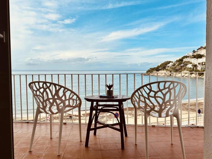 VILLA CATHERINE. Amplio apartamento para 6 sobre el mar en Roses - ES-258-76